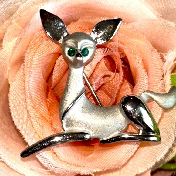 Deer Pin Silver Tone Deer Pin by JJ Vintage Silver Tone Deer Brooch, By JJ - Picture 1 of 9